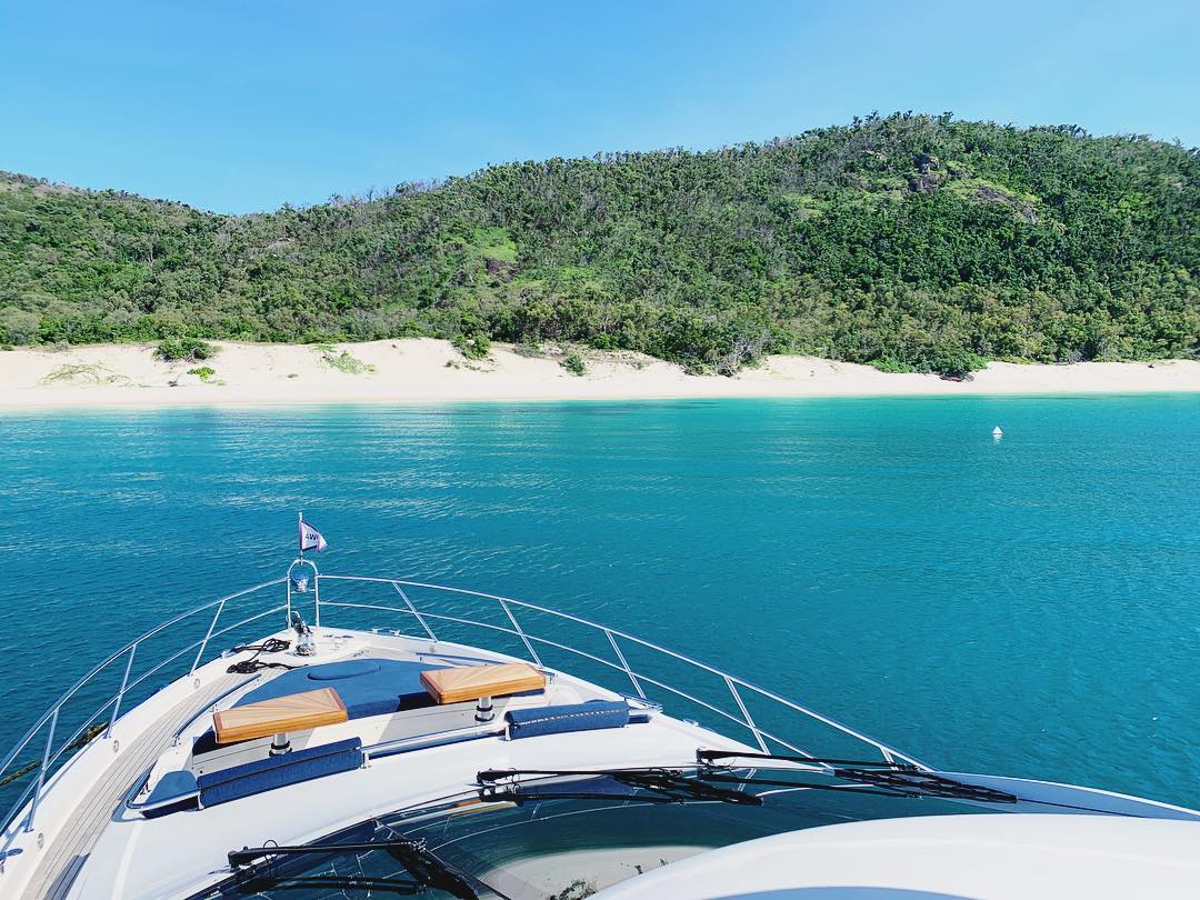 private yacht hire hamilton island